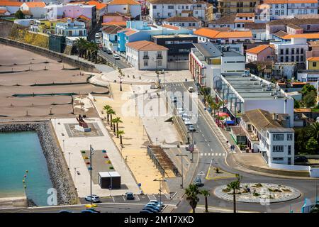 Vue sur Praia da Vittoria depuis le monument de la torche de Gazebo, île de Terceira, Açores, Portugal, Europe Banque D'Images