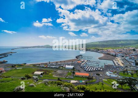 Vue sur Praia da Vittoria depuis le monument de la torche de Gazebo, île de Terceira, Açores, Portugal, Europe Banque D'Images