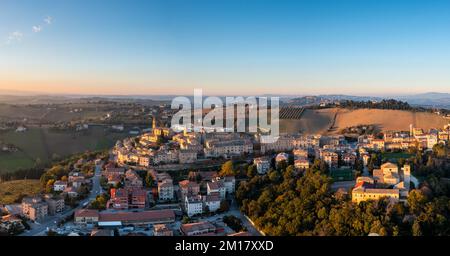 Une vue panoramique aérienne du village de Morrovalle dans la province de Marche en Italie, dans la lumière chaude du soir Banque D'Images