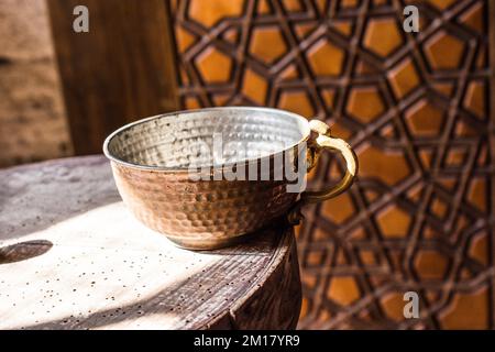 Taditional bol en métal de style ottoman turc en vue Banque D'Images