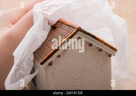 Petit modèle chambre enveloppée de tissu sur un fond brun Banque D'Images