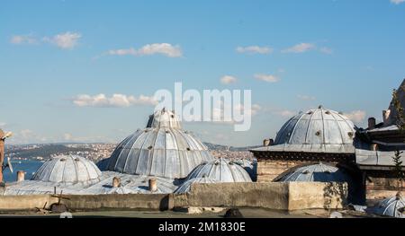 Vue extérieure du dôme dans l'architecture ottomane d'Istanbul Banque D'Images