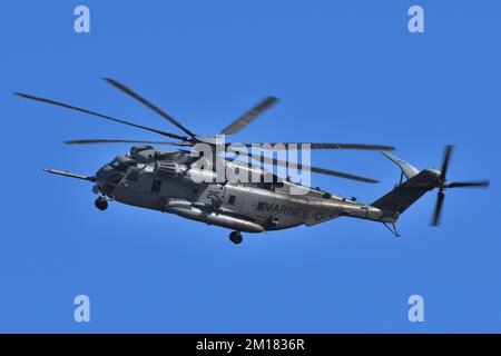 Préfecture de Kanagawa, Japon - 18 décembre 2021: US Marine corps Sikorsky CH-53E Super Stallion hélicoptère de fret lourd de HMH-466 Wolfpack. Banque D'Images