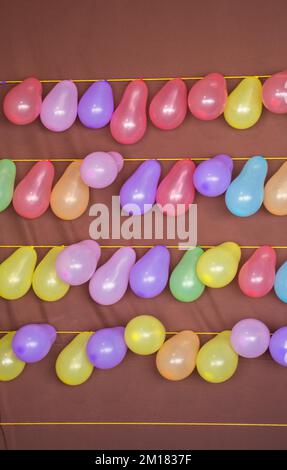 Jeu de tir ballon avec des ballons attachés sur une chaîne Banque D'Images