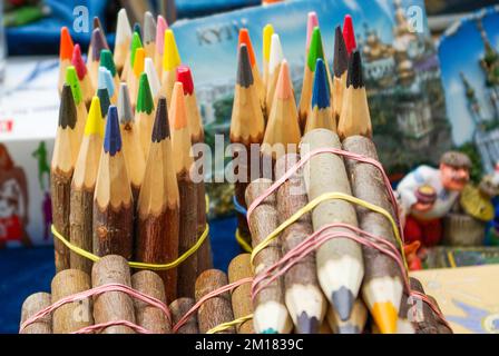 Crayons colorés recouverts de bois attachés en paquets Banque D'Images