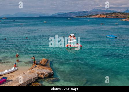 Ksamil, Albanie - 5 août 2020 : vue sur la belle station balnéaire - baie de mer avec eau turquoise, sable blanc, personnes, détente, bronzage et baignade Banque D'Images