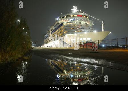 Hambourg, Allemagne. 10th décembre 2022. Le bateau de croisière 'Aidabella' se trouve à Mönckebergkai, à côté du terminal de croisière Steinwerder dans le port de Hambourg, peu avant qu'il ne repart. Le bateau de croisière est parti tard dans la soirée pour une croisière dans les Caraïbes après avoir pris un mur de quai jeudi et avoir dû être réparé. Crédit : Bodo Marks/dpa/Alay Live News Banque D'Images