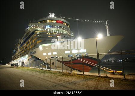 Hambourg, Allemagne. 10th décembre 2022. Le bateau de croisière 'Aidabella' se trouve à Mönckebergkai, à côté du terminal de croisière Steinwerder dans le port de Hambourg, peu avant qu'il ne repart. Le bateau de croisière est parti tard dans la soirée pour une croisière dans les Caraïbes après avoir pris un mur de quai jeudi et avoir dû être réparé. Crédit : Bodo Marks/dpa/Alay Live News Banque D'Images