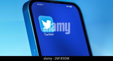 New York, Etats-Unis - 30 novembre 2022: Icône de logo Twitter sur smartphone Twitter est un service de microblogging et de réseautage social appartenant à Elon Musk . Registe Banque D'Images