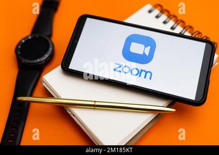 Pologne. 07th décembre 2022. Sur cette photo, un logo Zoom s'affiche sur un smartphone. Crédit : SOPA Images Limited/Alamy Live News Banque D'Images