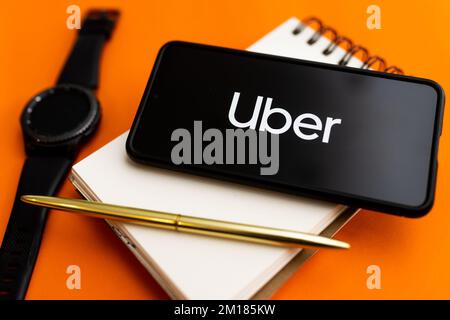 Pologne. 07th décembre 2022. Sur cette photo, un logo Uber apparaît sur un smartphone. Crédit : SOPA Images Limited/Alamy Live News Banque D'Images