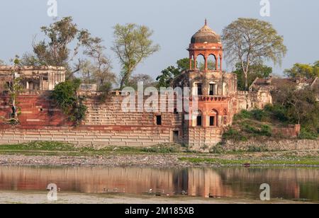 Ruines sur les rives de la rivière yamuna. Terrains du taj mahal Sutter pradesh agra. Inde Asie Banque D'Images