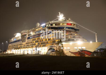 Hambourg, Allemagne. 10th décembre 2022. Le bateau de croisière 'Aidabella' se trouve à Mönckebergkai, à côté du terminal de croisière Steinwerder dans le port de Hambourg, peu avant qu'il ne repart. Le bateau de croisière est parti tard dans la soirée pour une croisière dans les Caraïbes après avoir pris un mur de quai jeudi et avoir dû être réparé. Crédit : Bodo Marks/dpa/Alay Live News Banque D'Images