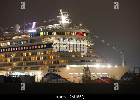 Hambourg, Allemagne. 10th décembre 2022. Le bateau de croisière 'Aidabella' se trouve à Mönckebergkai, à côté du terminal de croisière Steinwerder dans le port de Hambourg, peu avant qu'il ne repart. Le bateau de croisière est parti tard dans la soirée pour une croisière dans les Caraïbes après avoir pris un mur de quai jeudi et avoir dû être réparé. Crédit : Bodo Marks/dpa/Alay Live News Banque D'Images