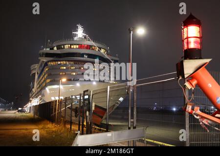 Hambourg, Allemagne. 10th décembre 2022. Le bateau de croisière 'Aidabella' se trouve à Mönckebergkai, à côté du terminal de croisière Steinwerder dans le port de Hambourg, peu avant qu'il ne repart. Le bateau de croisière est parti tard dans la soirée pour une croisière dans les Caraïbes après avoir pris un mur de quai jeudi et avoir dû être réparé. Crédit : Bodo Marks/dpa/Alay Live News Banque D'Images