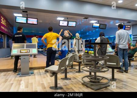 Téhéran, Iran - juin 2018 : une piste de bowling à Téhéran, Iran, où les jeunes iraniens traîntent Banque D'Images