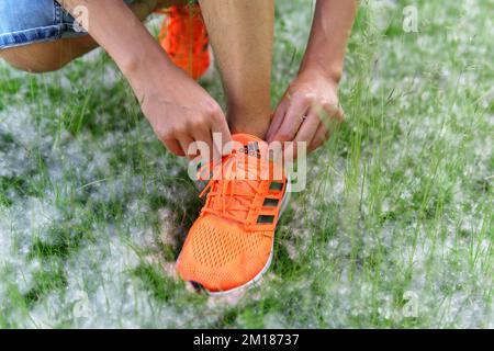 Tyumen, Russia-15 juin 2022: Nouvelles sneakers de couleur orange Adidas. Chaussures de course à pied légères et confortables, modèle EQ21 Banque D'Images