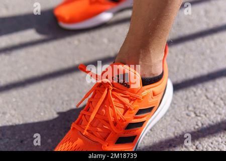 Tyumen, Russia-15 juin 2022: Nouvelles chaussures de course à pied Adidas, couleur corail orange, course eq21. Banque D'Images