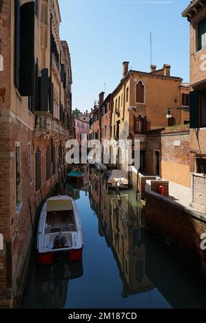 Vue sur le petit canal, les bateaux et les anciens bâtiments de la ville de Venise, Italie Banque D'Images