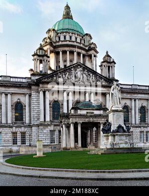 Entrée principale de l'hôtel de ville de Belfast et statue de la reine Victoria en Irlande du Nord. Banque D'Images