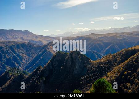 Les plus belles pistes de montagne du Nord Caucase. Paysages de montagne de la région d'Elbrus, Kabardino-Balkaria. Fédération de Russie. Banque D'Images