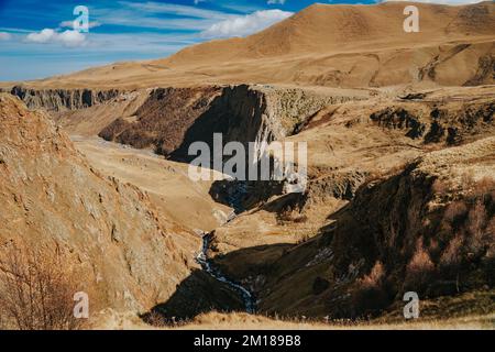 Les plus belles pistes de montagne du Nord Caucase. Paysages de montagne de la région d'Elbrus, Kabardino-Balkaria. Fédération de Russie. Banque D'Images