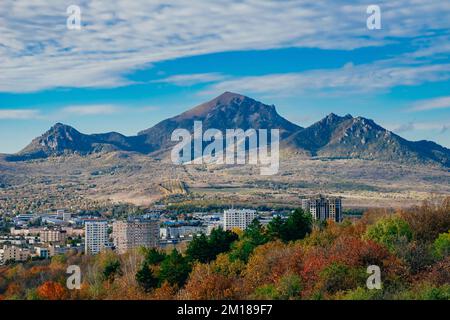 Mont Beshtau près de Pyatigorsk, région de Stavropol. Beshtau est une montagne ignée isolée à cinq dômes près de Pyatigorsk dans le nord du Caucase. Banque D'Images