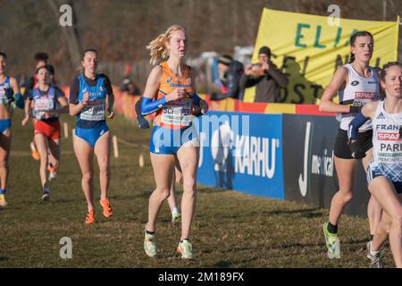 TURIN, ITALIE - DÉCEMBRE 11: Dione Schipper des pays-Bas participant à la course des femmes U20 lors des Championnats européens de cross-country sur 11 décembre 2022 à Turin, Italie (photo de Federico Tardito/BSR Agency) crédit: BSR Agency/Alay Live News Banque D'Images