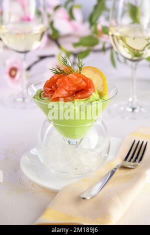Le goût est une combinaison de pulpe d'avocat avec une texture délicate de crème de fromage doux et de saumon, avec l'ajout d'aneth et une tranche de citron. Service Banque D'Images