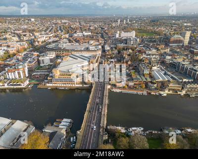 Vue aérienne de la Tamise à Kingston upon Thames, Surrey, Royaume-Uni. Banque D'Images