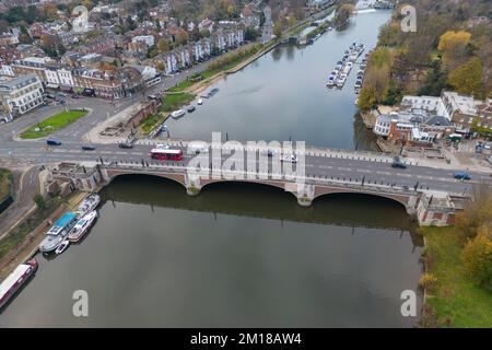 Vue aérienne du pont de Kingston sur la Tamise à Kingston upon Thames, Surrey, Royaume-Uni. Banque D'Images