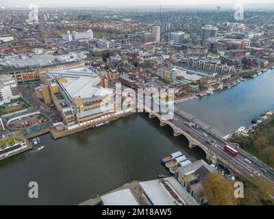 Vue aérienne de la Tamise à Kingston upon Thames, Surrey, Royaume-Uni. Banque D'Images