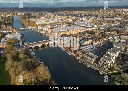 Vue aérienne de la Tamise à Kingston upon Thames, Surrey, Royaume-Uni. Banque D'Images