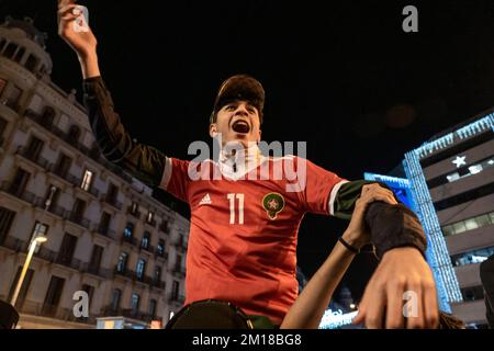 Barcelone, Espagne. 10th décembre 2022. Un supporter de l'équipe nationale marocaine vu porter le maillot de l'équipe. La communauté marocaine résidant à Barcelone se rend dans la rue pour célébrer leur qualification aux demi-finales de la coupe du monde de football du Qatar 2022. Crédit : SOPA Images Limited/Alamy Live News Banque D'Images