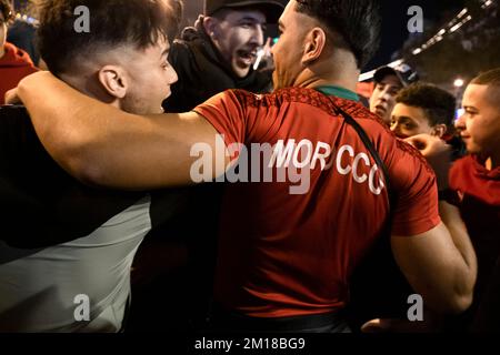 Barcelone, Espagne. 10th décembre 2022. Les supporters de l'équipe nationale marocaine sont vus embrasser et porter le maillot de l'équipe de football. La communauté marocaine résidant à Barcelone se rend dans la rue pour célébrer leur qualification aux demi-finales de la coupe du monde de football du Qatar 2022. Crédit : SOPA Images Limited/Alamy Live News Banque D'Images