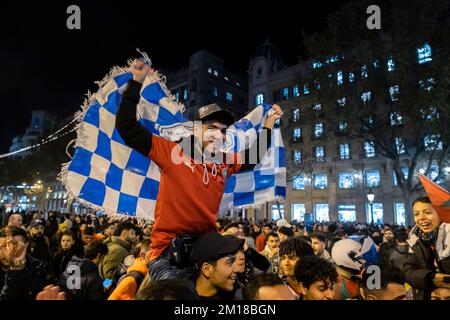 Barcelone, Espagne. 10th décembre 2022. Un supporter de l'équipe nationale marocaine vu porter le maillot de l'équipe. La communauté marocaine résidant à Barcelone se rend dans la rue pour célébrer leur qualification aux demi-finales de la coupe du monde de football du Qatar 2022. Crédit : SOPA Images Limited/Alamy Live News Banque D'Images