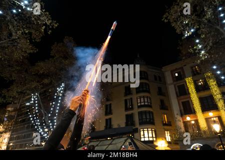 Barcelone, Espagne. 10th décembre 2022. Un supporter de l'équipe nationale du Maroc a vu lancer une fusée de feu dans les Ramblas. La communauté marocaine résidant à Barcelone se rend dans la rue pour célébrer leur qualification aux demi-finales de la coupe du monde de football du Qatar 2022. Crédit : SOPA Images Limited/Alamy Live News Banque D'Images