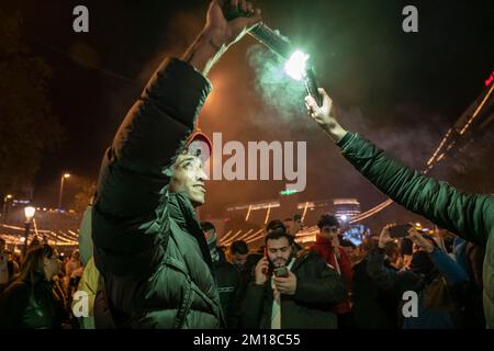 Barcelone, Espagne. 10th décembre 2022. Les supporters de l'équipe nationale du Maroc sont vus des éclairs. La communauté marocaine résidant à Barcelone se rend dans la rue pour célébrer leur qualification aux demi-finales de la coupe du monde de football du Qatar 2022. (Photo par Paco Freire/SOPA Images/Sipa USA) crédit: SIPA USA/Alay Live News Banque D'Images