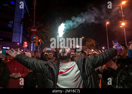 Barcelone, Espagne. 10th décembre 2022. Un disciple de l'équipe nationale du Maroc vu avec une éruption allumée dans sa bouche. La communauté marocaine résidant à Barcelone se rend dans la rue pour célébrer leur qualification aux demi-finales de la coupe du monde de football du Qatar 2022. (Photo par Paco Freire/SOPA Images/Sipa USA) crédit: SIPA USA/Alay Live News Banque D'Images