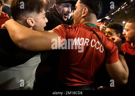 Barcelone, Espagne. 10th décembre 2022. Les supporters de l'équipe nationale marocaine sont vus embrasser et porter le maillot de l'équipe de football. La communauté marocaine résidant à Barcelone se rend dans la rue pour célébrer leur qualification aux demi-finales de la coupe du monde de football du Qatar 2022. (Photo par Paco Freire/SOPA Images/Sipa USA) crédit: SIPA USA/Alay Live News Banque D'Images