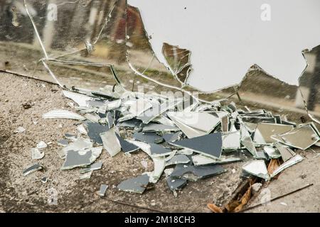 Un miroir brisé en morceaux près de l'extérieur Banque D'Images