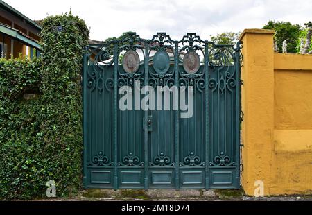 Porte verte sur façade jaune à Petrópolis, Rio de Janeiro, Brésil Banque D'Images