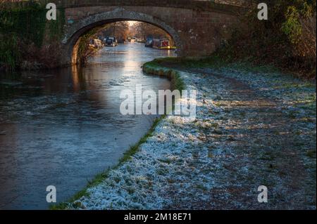 L'hiver le long du canal de Lancaster près de Forton dans le Lancashire Banque D'Images