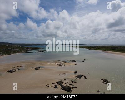 Irlande, route vers l'île d'Omey. Tir de drone, lumière du jour. Il est possible de traverser la plage lorsque la marée est sortie. Banque D'Images