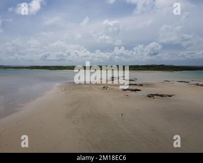 Irlande, route vers l'île d'Omey. Tir de drone, lumière du jour. Il est possible de traverser la plage lorsque la marée est sortie. Banque D'Images