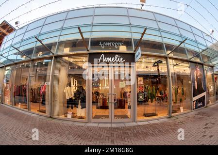 Mondovì, Cuneo, Italie - 07 décembre 2022: Magasin de vêtements d'Amélie dans le centre commercial de village de magasins d'usine de Mondovicino, les tailles d'Amélie sont des tailles uniques qui s'envel Banque D'Images