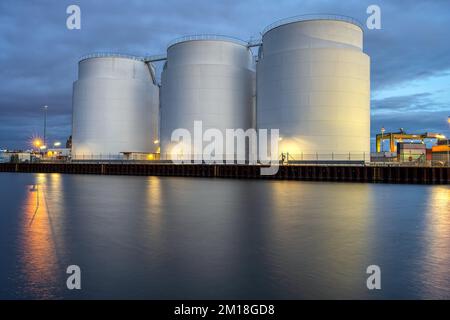 Réservoirs de stockage du pétrole brut au crépuscule vus à Berlin Banque D'Images