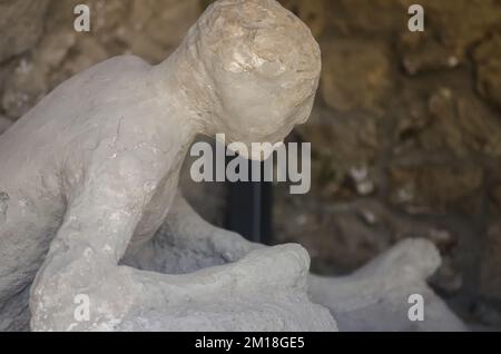 Un plâtre d'un homme dans ses derniers moments. Pompéi, Italie. Photo de haute qualité Banque D'Images