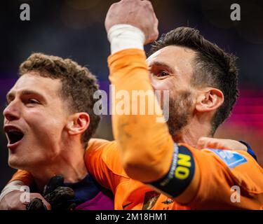 Doha, Qatar. 10th décembre 2022. Benjamin Pavard (FRA), Torwart Hugo Lloris (FRA) célèbrent l'entrée en demi-finale Angleterre - France Angleterre - FRA Banque D'Images