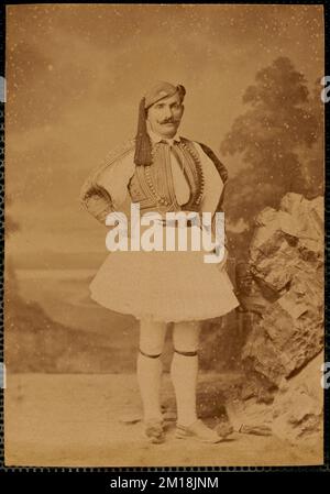 Studio portrait de l'homme en robe traditionnelle grecque, vêtements et robe. Collection Nicholas Catsimpolas Banque D'Images